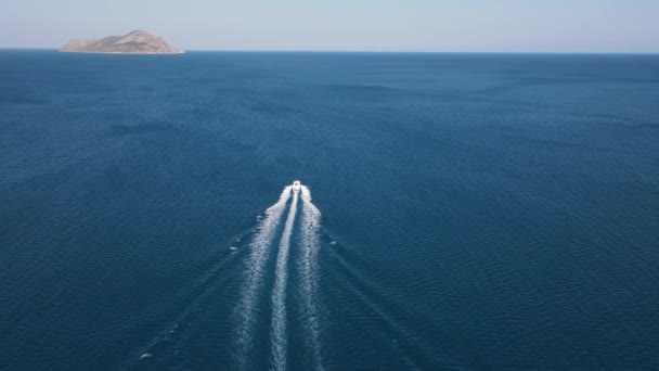 Speedboat isola drone acque blu — Video Stock