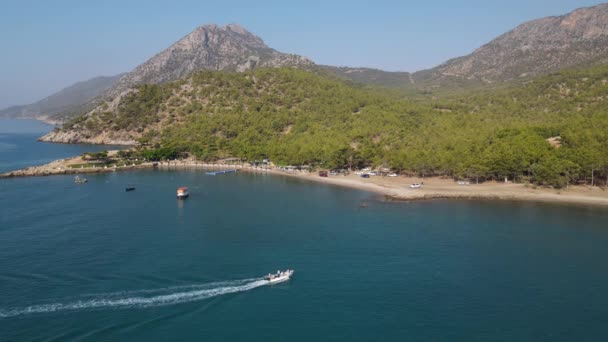 Floresta encantadora costa rochosa barco a remos — Vídeo de Stock