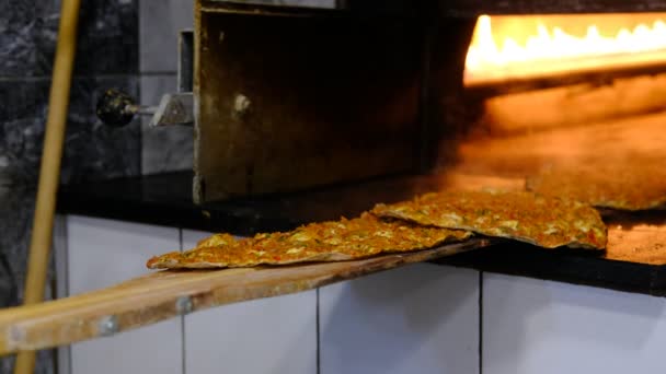 Lahmacun, gebacken lahmacun aus nächster Nähe — Stockvideo