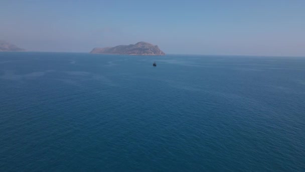 Kreuzfahrtschiff Meer Insel Unterhaltung hoch blau — Stockvideo