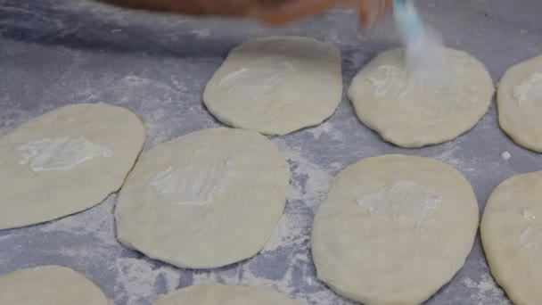 Männliche Hände machen Fladenbrot — Stockvideo