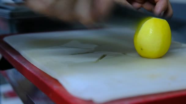 Vágott citrom, férfi kézi vágás citrompult — Stock videók