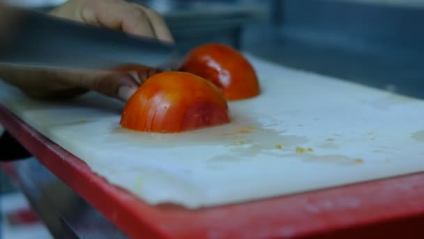 Tomates cortados, contador de tomates machos cortados a mano — Vídeos de Stock