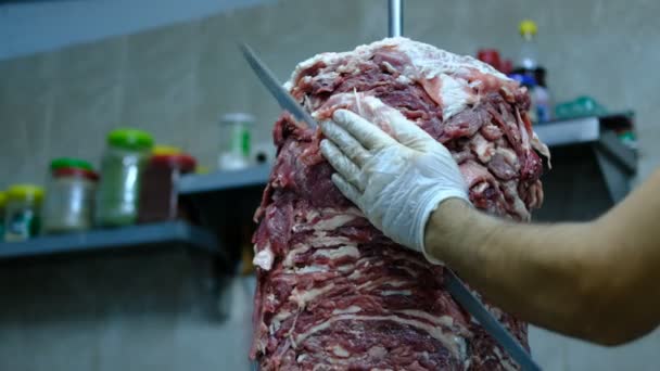 Surowiec doner, mięso pokrojone w kształt — Wideo stockowe