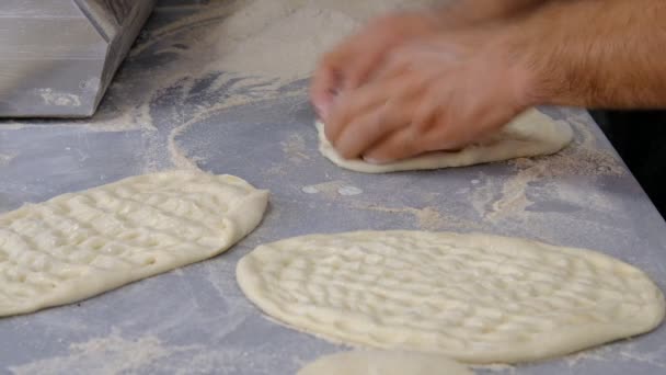 Fazendo massa com farinha Faça Pita turco — Vídeo de Stock