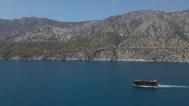 Yacht tour mar costa drone trânsito — Vídeo de Stock