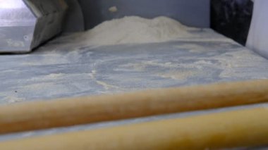 Türk pidesi, undan hamur yapmak Türk pidesi yapar