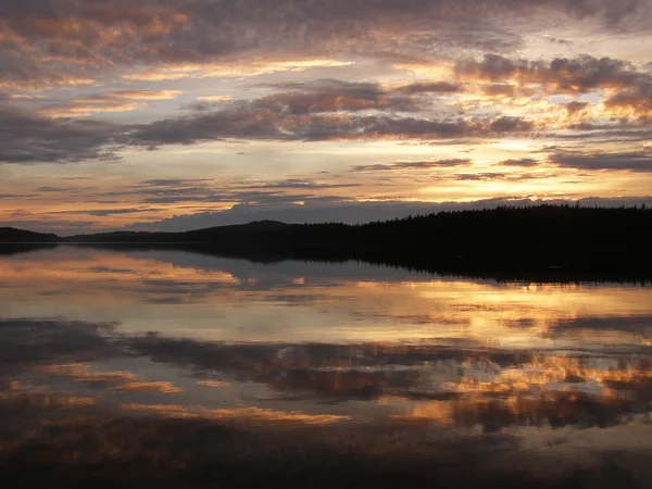 Pôr do sol no lago — Fotografia de Stock