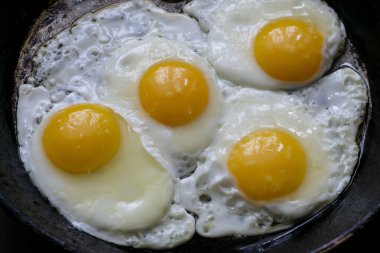 Tavada kızarmış tavuk yumurtası. Yakın plan..