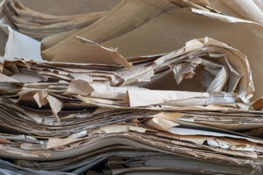 Eski, rastgele katlanmış kağıt, atık kağıt gibi..