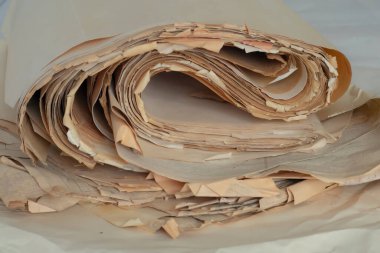 Eski, rastgele katlanmış kağıt, atık kağıt gibi..