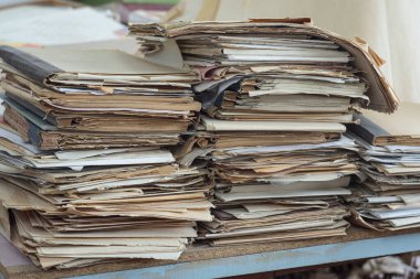 Eski, rastgele katlanmış kağıt, atık kağıt gibi..