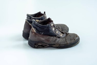 Beyaz arka planda, belirlenmiş ayakkabılar..