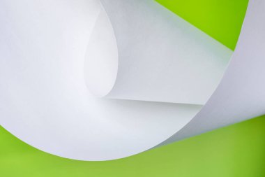 Yeşil zemin üzerinde beyaz kağıt rulo.