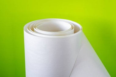 Yeşil zemin üzerinde beyaz kağıt rulo.