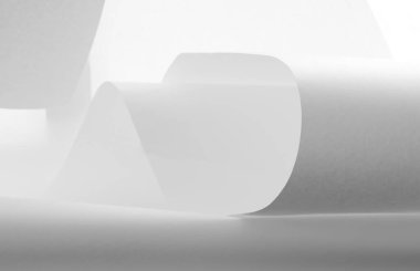 Gündüz arkaplanı üzerine beyaz kağıt. Siyah ve beyaz resim.