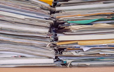 Dolapta bir yığın kağıt fiyat listesi var..