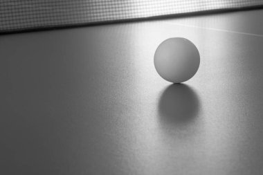 Siyah beyaz tenis topu..