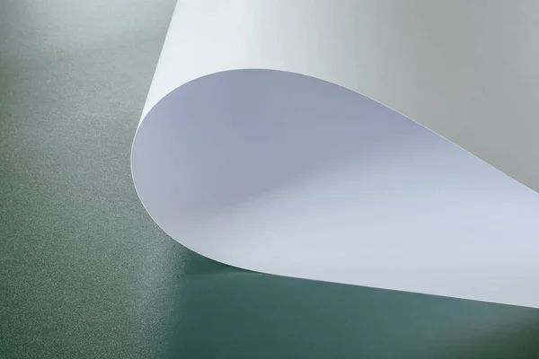 Koyu yeşil arkaplanda A1 sayfası.