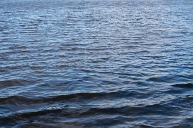 Arka plan olarak nehir suyu dalgaları.