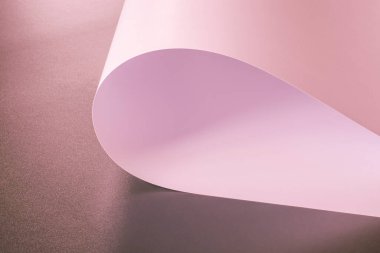 Pembe renkli bir kağıt..