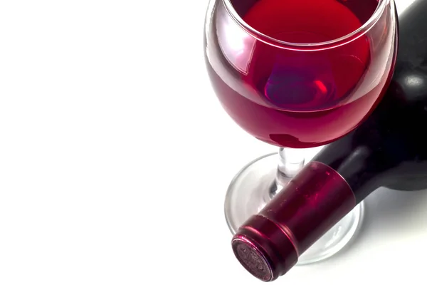 Beyaz Arka Planda Cam Bir Şişe Kırmızı Şarap — Stok fotoğraf