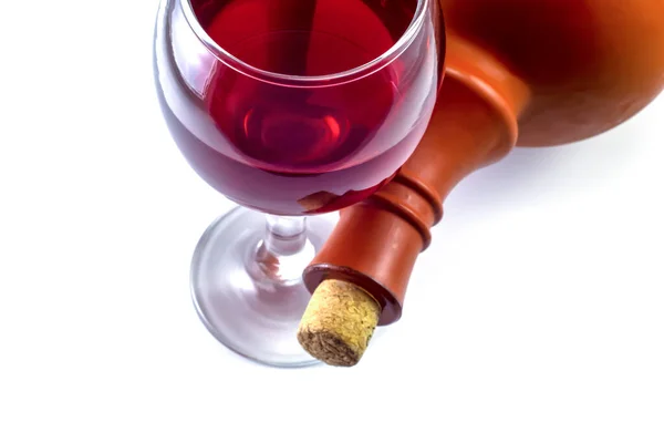 白を基調とした赤ワインのグラスと樽 — ストック写真