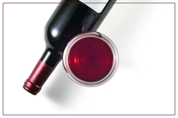 Beyaz Arka Planda Bir Bardak Bir Şişe Kırmızı Şarap Yukarıdan — Stok fotoğraf