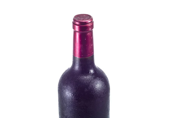 Uma Garrafa Vinho Tinto Orvalho Cai Porão Frio Fundo Branco — Fotografia de Stock