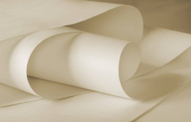 Sıcak bir tonda rulo kağıdın uzun sayfaları..