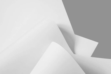 Arkaplan olarak siyah ve beyaz olarak kaotik katlanmış beyaz kağıtlar.