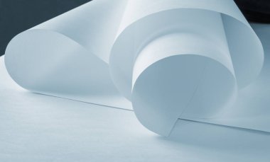 Mavi tondaki kağıdın uzun sayfaları..