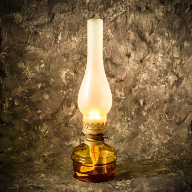 Sıcak ve soyut bir arkaplanda cam bir ampuldeki eski gaz lambası..
