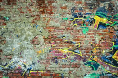 Şehir duvarına yazılan grafitilerin soyutlanması. Renkli soyut arka plan. Eski, çatlak, arka plan olarak duvardaki boyayı soyuyorlar..