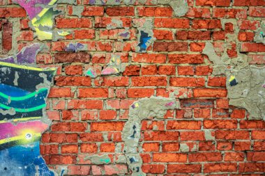 Şehir duvarına yazılan grafitilerin soyutlanması. Renkli soyut arka plan. Eski, çatlak, arka plan olarak duvardaki boyayı soyuyorlar..