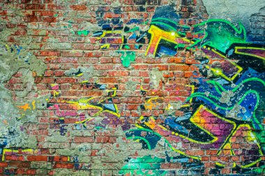 Şehir duvarına yazılan grafitilerin soyutlanması. Renkli soyut arka plan. Eski, çatlak, arka plan olarak duvardaki boyayı soyuyorlar..