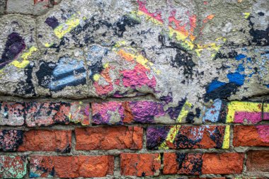 Şehir duvarına yazılan grafitilerin soyutlanması. Renkli soyut arka plan. Eski, çatlak, arka plan olarak duvardaki boyayı soyuyorlar..