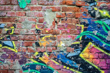 Soyut: Şehir duvarına dökülen graffiti. Renkli soyut arka plan. Eski, çatlak, soyulmuş boya arka plan görevi görüyor..