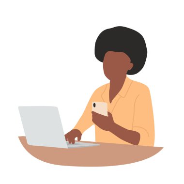 Afro kız dizüstü bilgisayarda çalışırken telefona bakar. Siyahi iş kadını. Serbest, İş