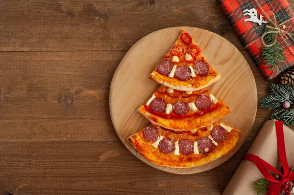 Świąteczna Pizza Pizza Kształcie Choinki Drewnianym Tle Obok Prezentów Świątecznych — Zdjęcie stockowe