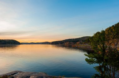  Gölde harika bir gün batımı. Sonbahar akşamı Ladoga Gölü manzarası. Rusya, Karelia.