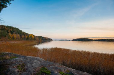  Gölde harika bir gün batımı. Sonbahar akşamı Ladoga Gölü manzarası. Rusya, Karelia.