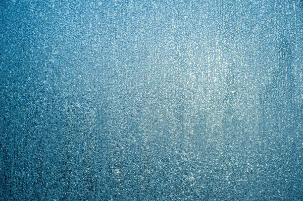 Frosty patterns on the window at dawn. Frosty window texture. Abstract background. — Stock Photo, Image