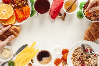 Taze meyve, kurutulmuş meyve, kruvasan ve granola ile doyurucu bir kış kahvaltısı. Bağışıklık sistemini güçlendirmek için yiyecek. Yukarıdan bak. Efsanevi kahvaltı. Boşluğu kopyala
