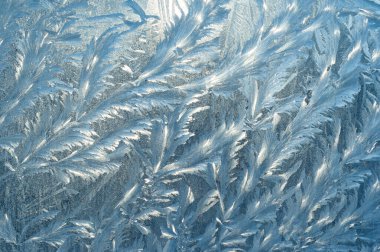 Şafak vakti pencerenin önünde donma izleri var. Buz gibi pencere dokusu. Soyut arkaplan.