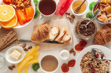 Taze meyve, kurutulmuş meyve, kruvasan ve granola ile doyurucu bir kış kahvaltısı. Bağışıklık sistemini güçlendirmek için yiyecek. Yukarıdan bak. Efsanevi kahvaltı.