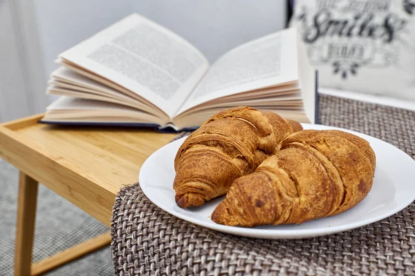 Una Taza Blanca Limpia Libro Croissant Una Decoración Casera Acogedora — Foto de Stock