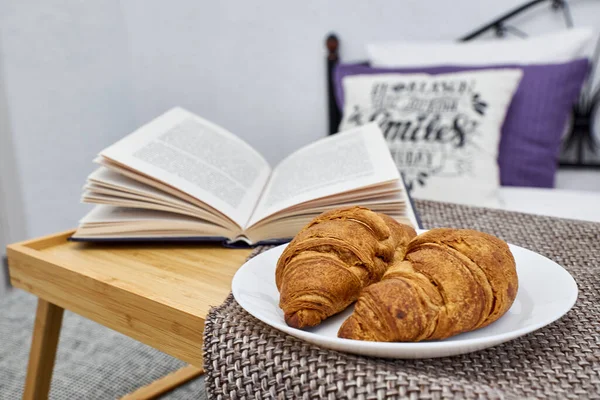 Ein Sauberer Weißer Becher Ein Buch Ein Croissant Gemütlicher Wohnkultur — Stockfoto