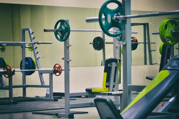 Spor salonunda barbellsand atletik tezgah — Stok fotoğraf