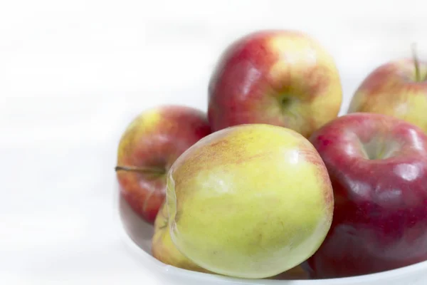 Green and red organic apples on plate — Stock Photo, Image